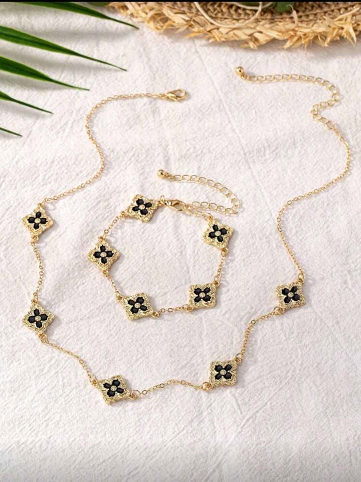 Black & Gold Tone Regal 5 Clover Chain Set
